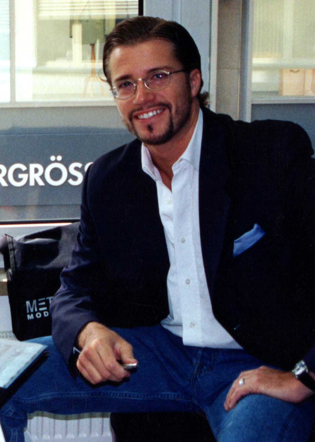 Frank Kuhlmann Frank Kuhlmann, Repräsentant der Modelagentur Metropolitan Models in den Schulungsräumen der Film- und Bühnencosmetologen-Schule Mega-Art an der Zeil 81 in Frankfurt am Main.