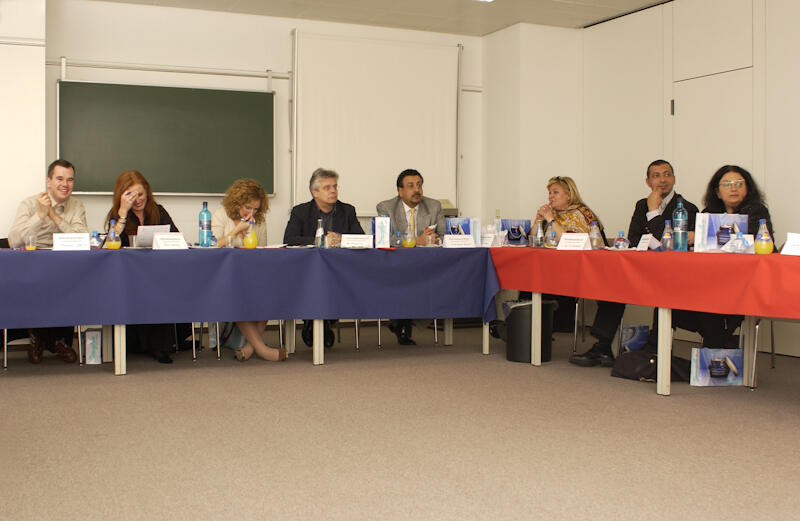 Christiane Höselbarth und Neil Azzam Neil Azzam (zweiter von rechts) und Christiane Höselbarth (dritte von links) in der Übergangsprüfungskommission für die Zwischen- und Abschlussprüfung zum Film- und Bühnencosmetologen.